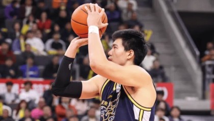 焦泊乔半场出战7分钟，投篮5中4得到10分8篮板1助攻