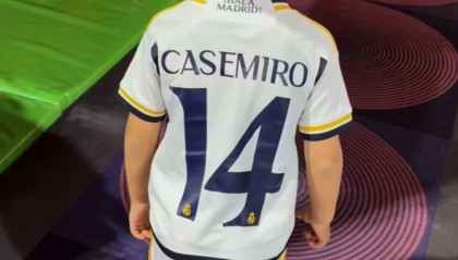 app下载-深爱！卡塞米罗社媒晒儿子身穿印有自己名字的皇马14号球衣照