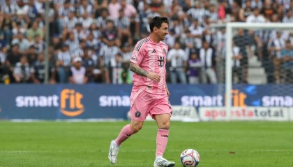 Kaiyun Sports-秘鲁小孩得到梅西签名后，哭了！接受采访、感谢梅西！